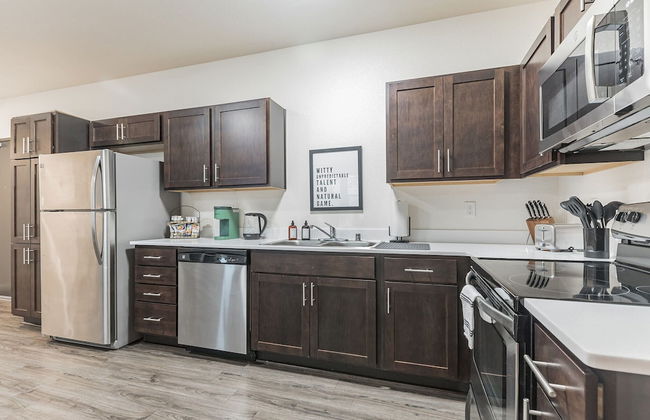 Modern Apartment With Upgraded Amenities Near CSU - Foto 11