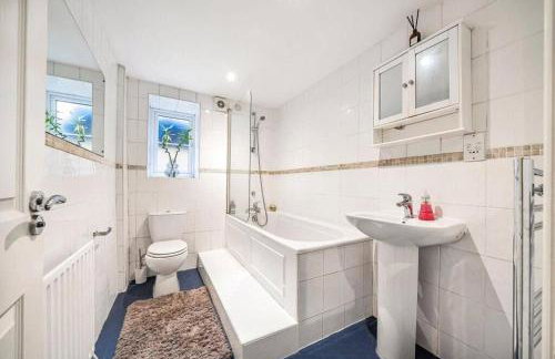 Central 2-Bed, 2-Bath Apartment - Photo 3