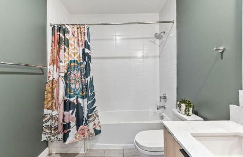 Penthouse Luxury with Pool Patio and City View plus Walk to Broadway - Foto 27