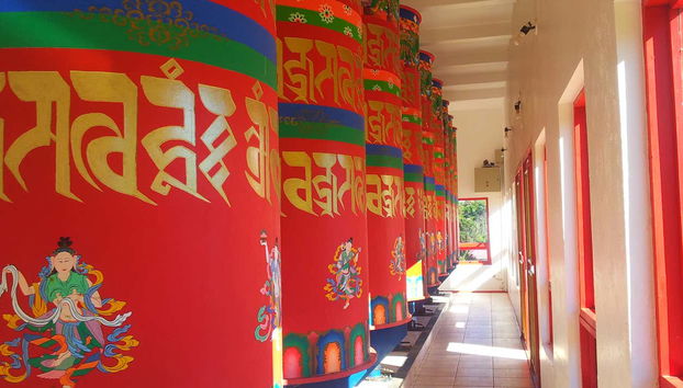 El templo está ornamentado de vivos colores