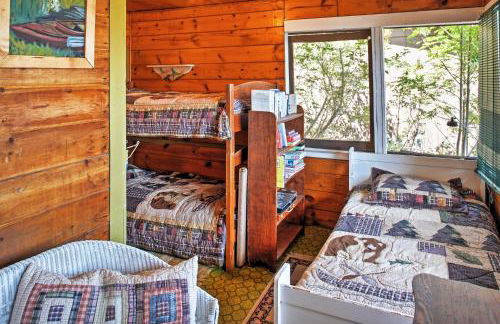 Newport Cabin with Lakefront Private Porch and Grill! - Foto 23