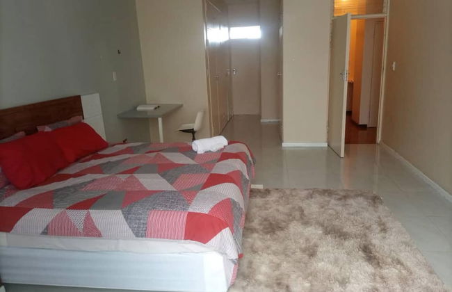 Spacious Executive Holiday Apartment In Bulawayo - Photo 6