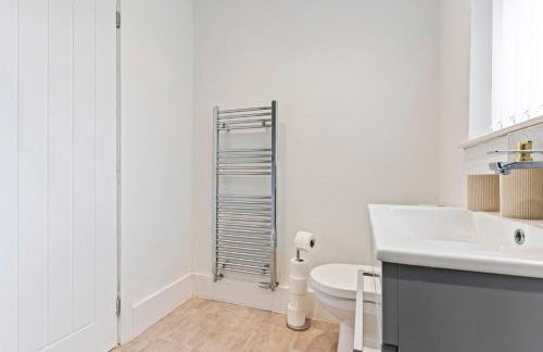 Stylish House - Sleeps 7 - Free Parking, Fast WiFi and Smart TV - Contractors, Groups and Long Stays Welcome by Yoko Property - Foto 13