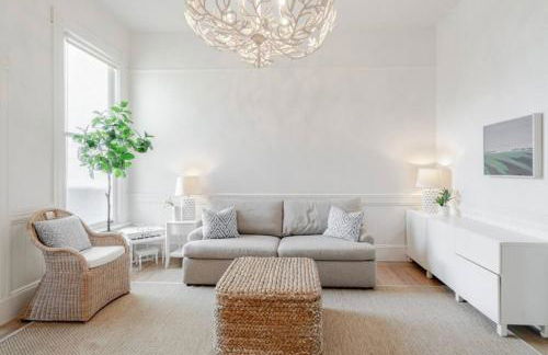 Charming Victorian Oasis with an Elegant and Spacious Haven - Foto 14