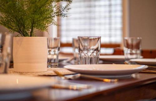 Hot Tub N64 Mins to Downtown Sleeps 8 - Foto 11