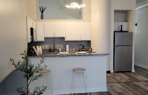 #2 Downtown Free Parking- Walk to Gainbridge, Lucas Oil, Conv Cntr - Foto 1