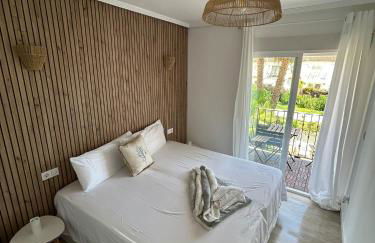 ThE WHALE HOUSE - Photo 2