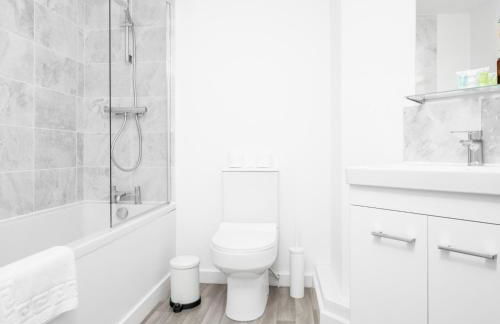 Stylish Two Bed Apartment -Cradley Health - Smart Tv - Netflix - Parking 27BC - Foto 6