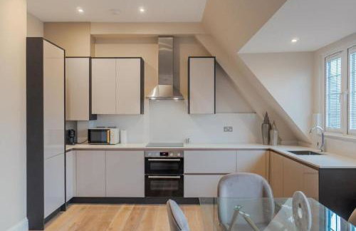 Spacious Luxury Penthouse, 2BR, Private Parking - By Tempstay - Photo 12