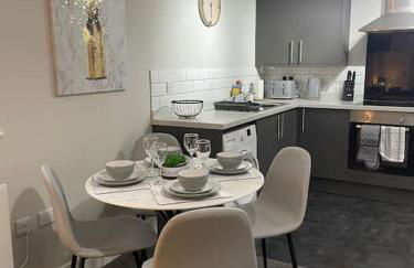 Cedar House by ShortStays4U A modern 2 bedroom house with free parking in town centre! - Foto 4