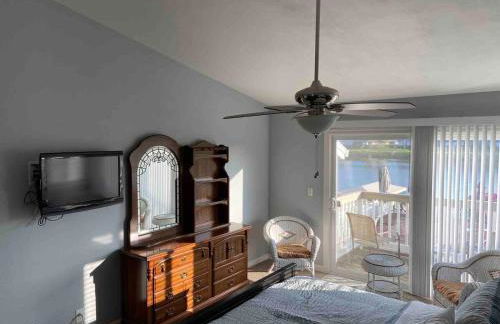 Waterfront Sleeps 6 near Marina with Hot Tub - Foto 40