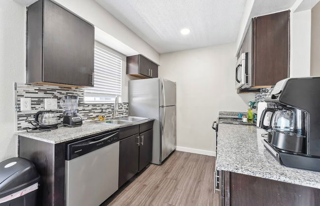 Spacious and Fun King Bed 2BR w Pool 5 Min to DT - Photo 11