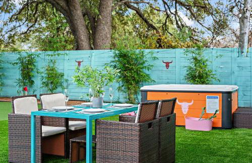 Austin Oasis Spacious 4BR Retreat with Hot Tub Cowboy Pool and Infrared Sauna Perfect for Families and Bachelorettes - Photo 23