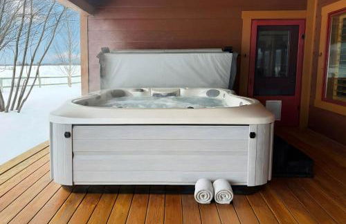 Upscale Hot Tub Wildlife Views - Photo 9