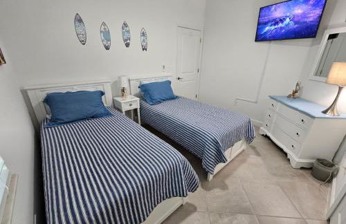 Pet friendly, Heated Pool, close to many beaches, monthly New Vacation Villa - Foto 28