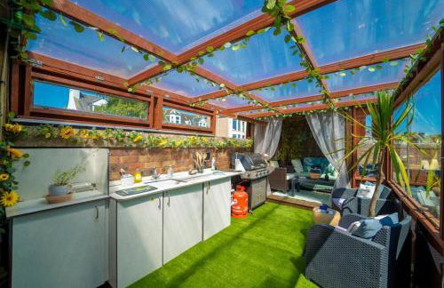 Stunning Central Villa by Golf Course & Beach - Foto 42