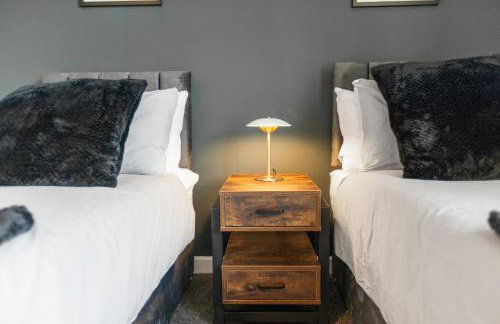 Modern 5 Bed 2 Bath House w Free Parking - Photo 2