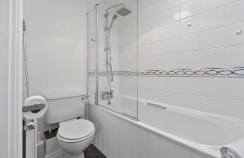 NEW! Large 5BR 2BA Home Leamington Spa Driveway Garage Parking WI-FI - Photo 14