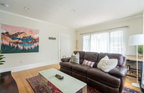 Oak Manor - Chic & Stylish 2BR Apartment Retreat - Photo 23