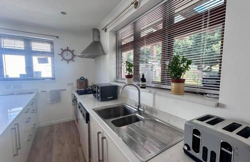 Your Lake side Retreat Sleeps 10-12 Nr Park & Sea - Photo 24