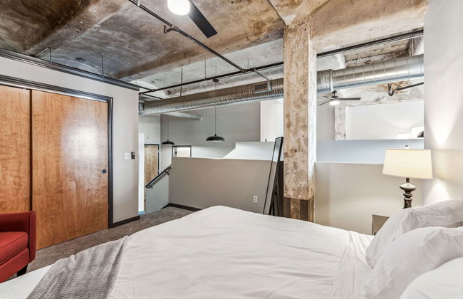 Luxury Historic Loft with Gym - Photo 64