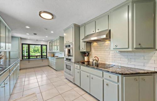 Waterfront oasis with private pool, game room, fire pit and volleyball court - Foto 22