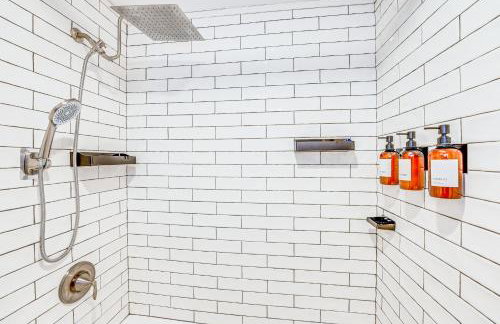 Serene and Updated Escape 1 Mi to Heritage Landing - Foto 16