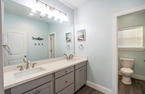 Noisywaves - Beachfront Paradise with Hot Tub, Yard, and Game Room - Foto 31