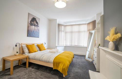 Modern Apartment -Free Parking - by Holiday Homes - Foto 32