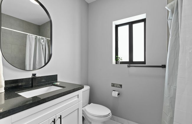 Modern 4-BR House with Free Parking - Photo 22