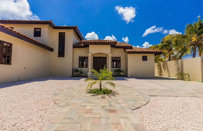 Large 5BR Villa With Private Pool Near Eagle Beach - Photo 18