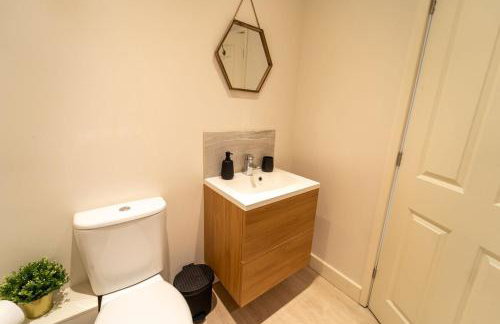 Modern 4-Bedroom Home, Ideal for Relocation, Ideal for Leisure Stays, Guests 8, Free WiFi - Foto 17
