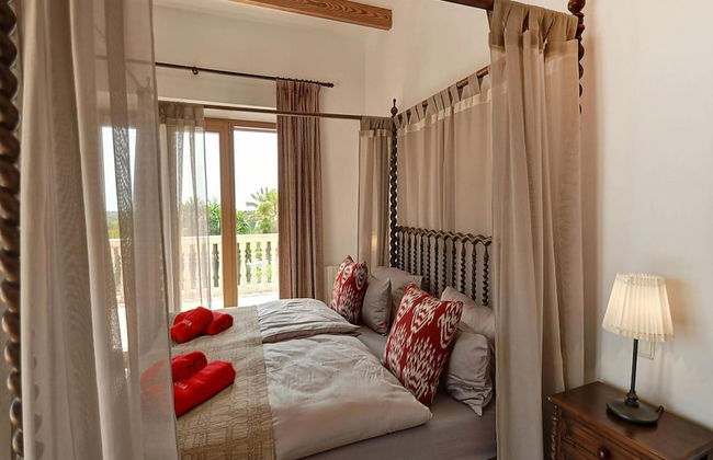 Exquisite Villa With Views - Photo 5