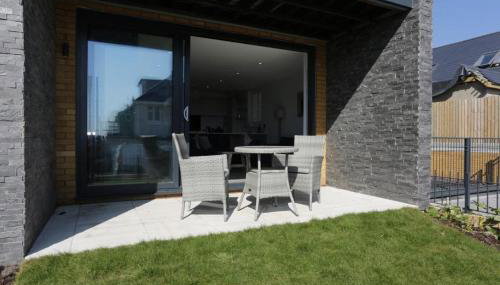 MERAKI 4 by BOURNECOAST - A Modern Apartment with a Patio and Parking - Sea Glimpses - FM8413 - Foto 2, Garden, Garden view