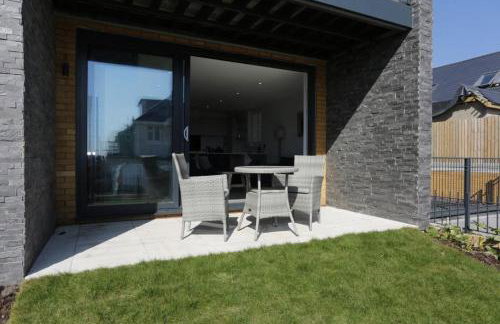 MERAKI 4 by BOURNECOAST - A Modern Apartment with a Patio and Parking - Sea Glimpses - FM8413 - Foto 2