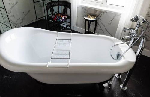 Beachside period family home. 5 BR spacious, comfortable. - Photo 25