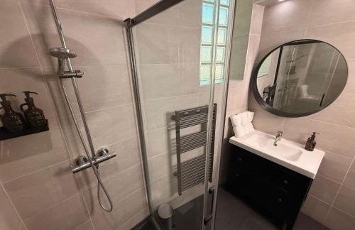 Le Peyrou - Elegant One-Bedroom Apartment for up to 4 Guests - Free Parking - Air Conditioning - Prime City Center Location - Foto 19