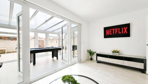 Swan's Place - Large 4bed home, Sleeps 9, Parking x2 & Games room - Foto 2, Game Room