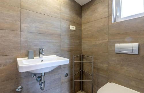 Serene Rural Villa with Pool, Sun Deck, and Children's Play Area - Five Bedroom Villa - Foto 57