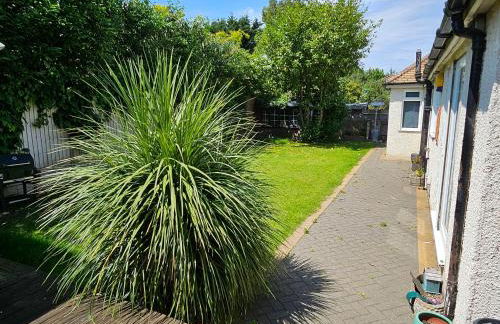 Stunning 4 bed house with huge garden and parking - Foto 19