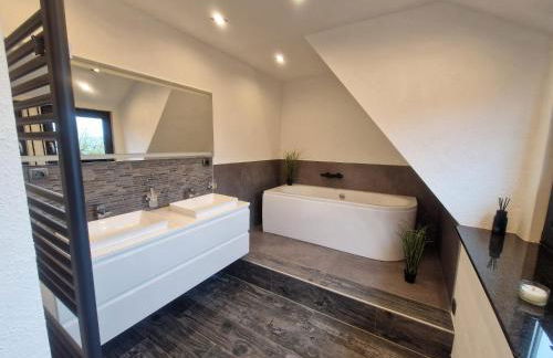 Ferienwohnung am See Dillich - Eigener eingezäunter Garten - Ruhige Lage - Hunde willkommen - Natur vor der Haustür - Foto 1