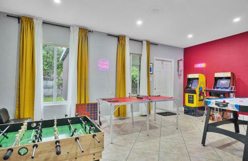 Escape GameRoom, BAR, BBQ, Spacious,KING Bed, All Luxury mattresses, Near Beach, 6 blocks away from Bars, Nite Clubs, Res, Shops - Photo 11