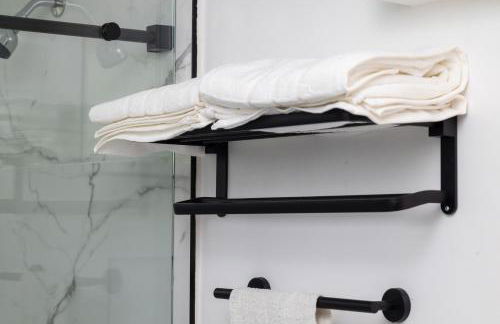 Pasadena Charming Vacation Home with Hot Jacuzzi - Photo 20