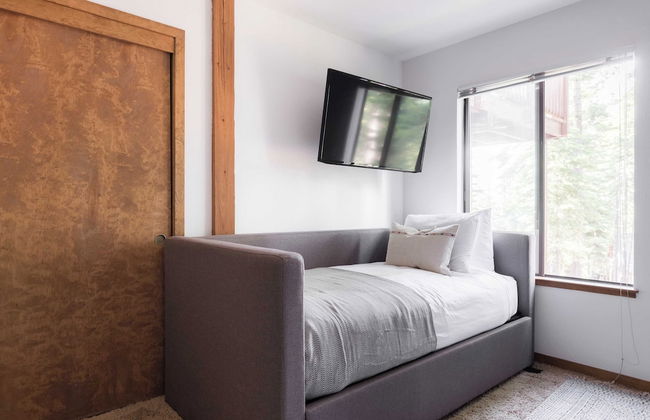 Wolfe by Avantstay 5mins Northstar! w/ Hot Tub, Fireplace, 2 Private Decks! - Foto 19