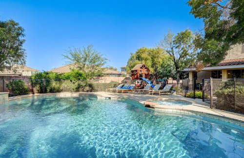 Luxury 6 BR Home Large Pool & Spa with Grassy Yard - Photo 35