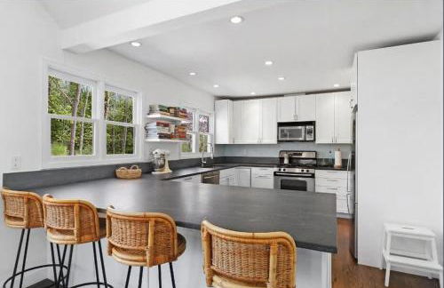 Luxury Sag Harbor Home with Heated Pool & Charm - Foto 11