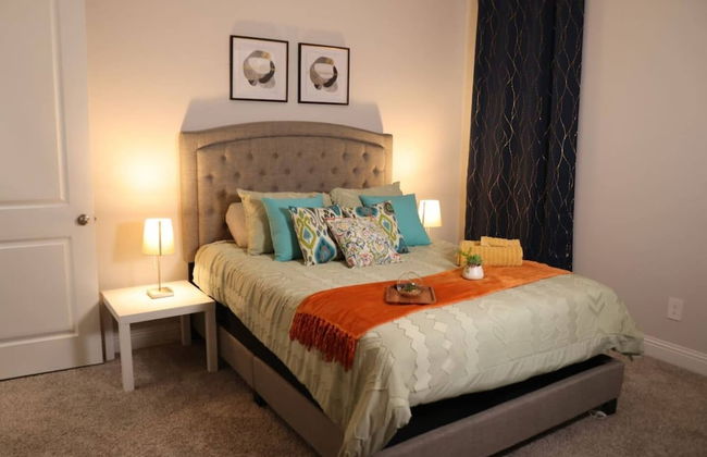 Spacious Home w Putting Green -for Extended Stays - Photo 8