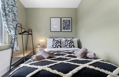 4-Bedroom Stunning Luxe, Spacious & Stylish Design House Bolton, Sleeps 11, with Parking Central Bolton, Links to Manchester, Pet-Friendly, Best For Groups! WORK CONTRACTORS SPECIAL OFFER! - by Blue Puffin Stays - Foto 27