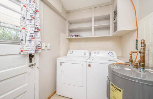 Cozy 1 Bed 1 Bath Home with Garage and Fenced Yard - Foto 18