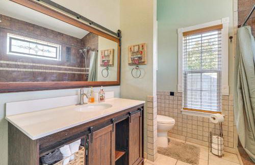 Hot Tub, Pool, and Fire Pit! Solar-Powered Hutto Gem - Foto 16